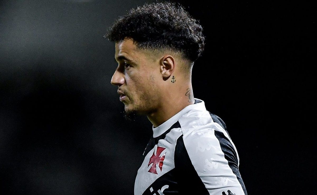 philippe coutinho volta a treinar com o elenco do vasco e anima rafael paiva