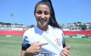 após sondagens do exterior, duda sampaio renova com o corinthians e assina até 2028