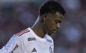 carlinhos tem dias contados no flamengo e saída no fim do ano já é debatida