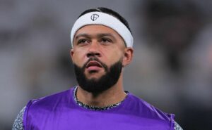 memphis depay ainda está longe do condicionamento físico ideal, mas impressiona em treinos