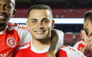 bruno gomes exalta ajuda de roger para atuar na lateral do internacional: "a gente revê todos os lances"