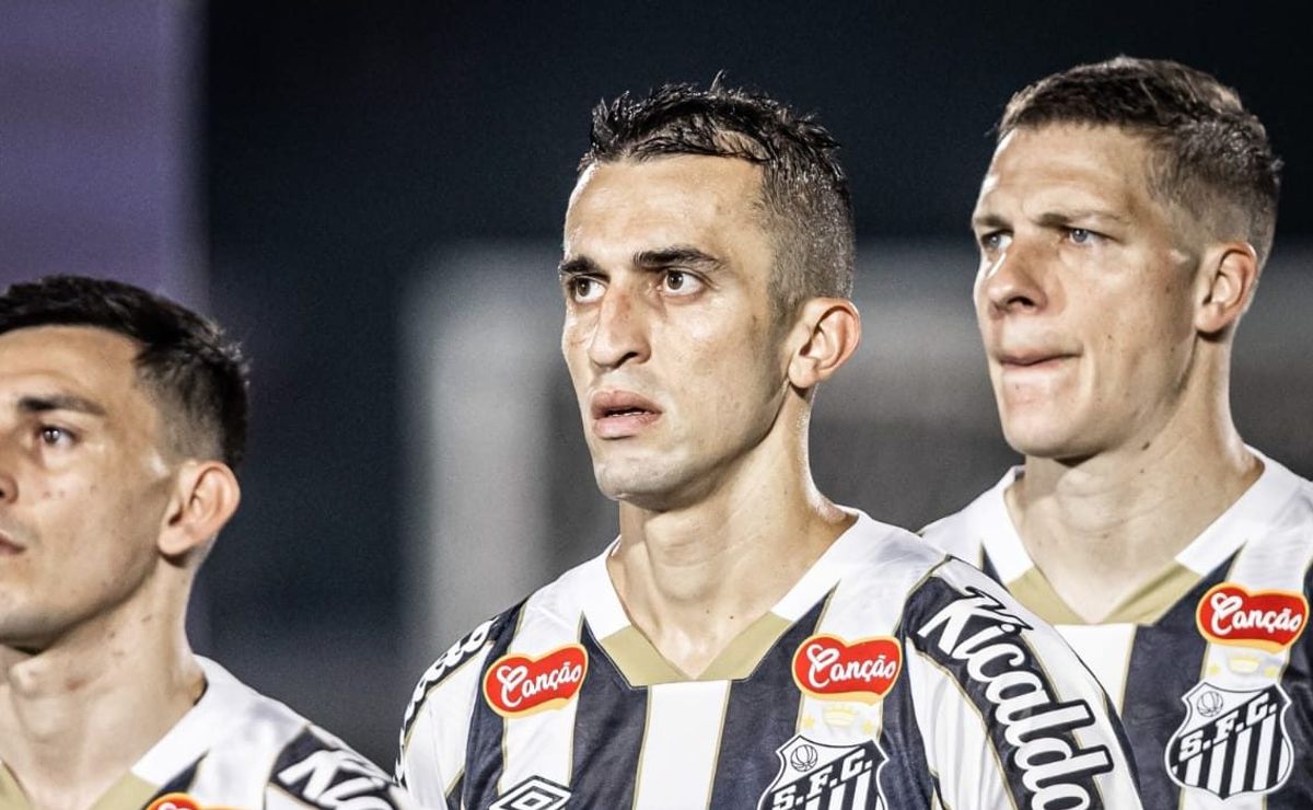 marcelo teixeira promete 240% de aumento de salário a joão schmidt no santos para 2025