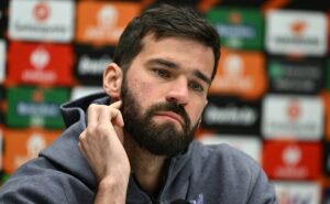 na lista desde 2019, alisson fica fora da indicação de melhor goleiro do mundo