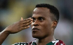jhon arias saindo do fluminense rumo ao cruzeiro é descartado por dirigente: "fake total"