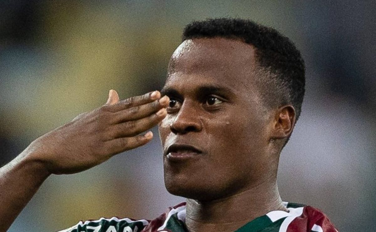 jhon arias saindo do fluminense rumo ao cruzeiro é descartado por dirigente: "fake total"