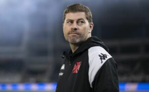 coutinho pode aparecer como elemento surpresa para rafael paiva no vasco diante do athletico pr