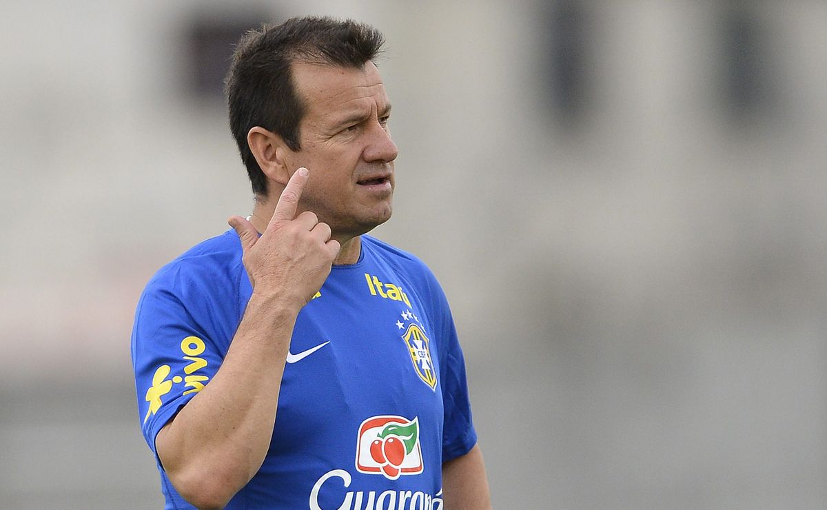 dunga é decretado como novo técnico do flamengo pela torcida, luís castro e felipão também estão na mira