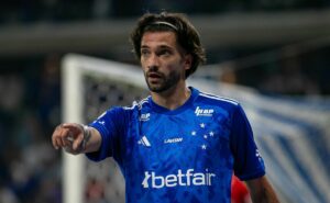 lautaro díaz, do cruzeiro, aparece em ct mesmo em dia de folga