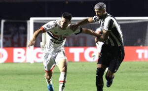 torcida do botafogo não perdoa pênalti marcado para o são paulo: “roubado não entra"