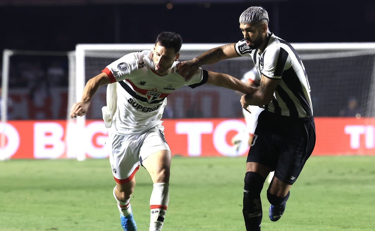 torcida do botafogo não perdoa pênalti marcado para o são paulo: “roubado não entra"