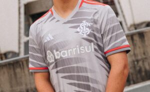 internacional pode ter troca de fornecedor de material esportivo em 2026; nova camisa recebeu críticas