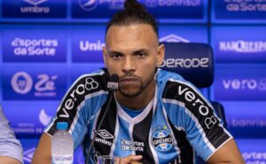 braithwaite confronta renato no grêmio e não aceita mais ser substituído; questão física está 'perfeita'