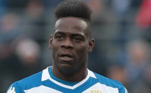 após não acertar com arthur cabral, balotelli é especulado novamente no corinthians, mas também não fechará