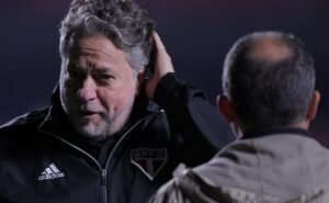 contratação de peso escapa do são paulo e fechou com flamengo; casares evita falar em chapéu