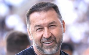 r$ 2,5 milhões: corinthians de augusto melo decide assinar com atacante midiático