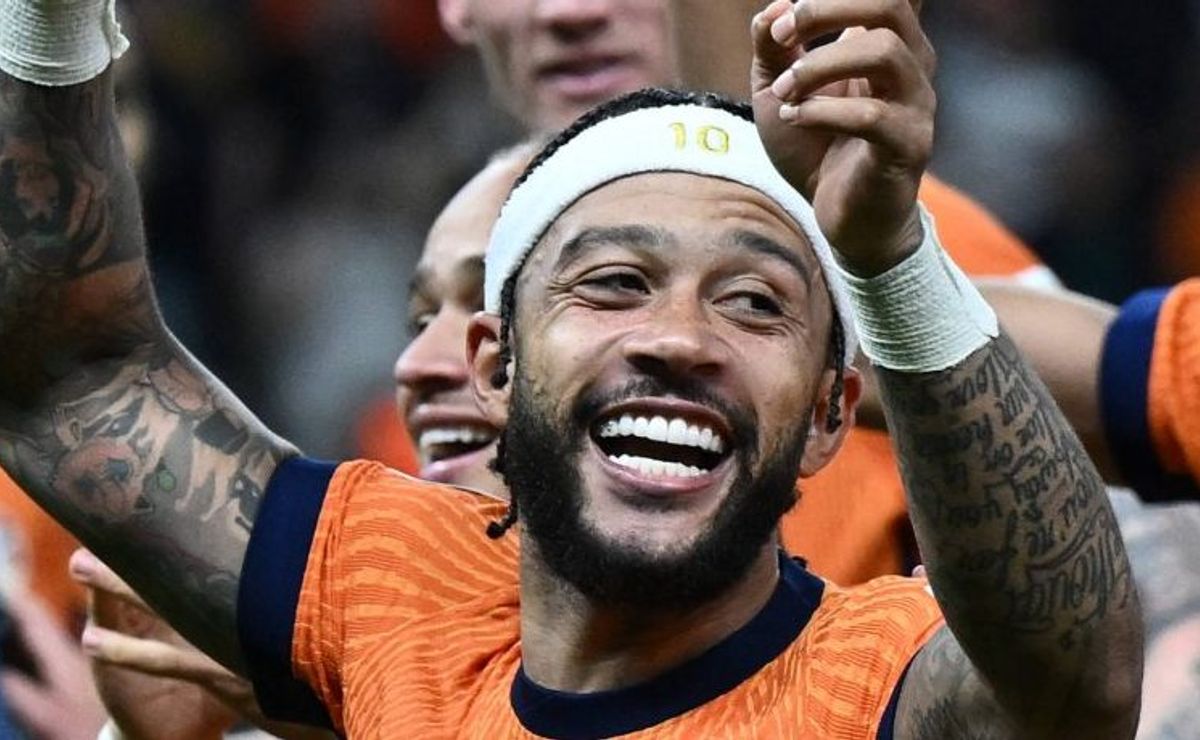 memphis depay passa em exames médicos e corinthians tem novo reforço no ataque