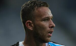 arthur no palmeiras pode não acontecer por conta de interesse do grêmio no meio campista