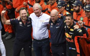 red bull faz proposta de embaixador para ricciardo e piloto pede “tempo para pensar”