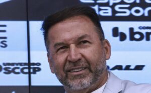 bicampeão da libertadores vai priorizar o corinthians de augusto melo por acordo em dezembro
