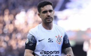 coronado recusa ofertas, se adapta e mira idolatria no corinthians 