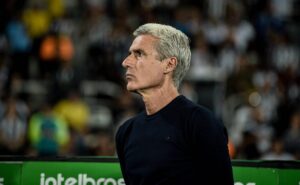 vasco pode fechar com luís castro, já que raphael paiva ainda é técnico interino do clube