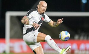 maicon leva pontos no nariz e brinca com situação após vasco avançar na copa do brasil