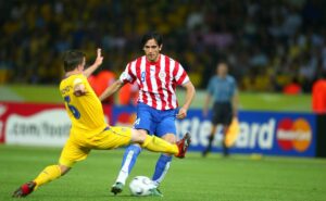 roque santa cruz não veio para o cruzeiro em 2011 devido a alto salário e limite de estrangeiros