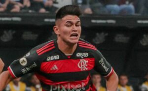 carlos alcaraz faz estreia pelo flamengo e é expulso em confusão com cacá, do corinthians