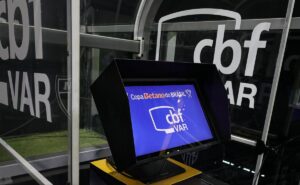 vasco é a equipe com mais decisões desfavoráveis do var no brasileirão, aponta ranking  