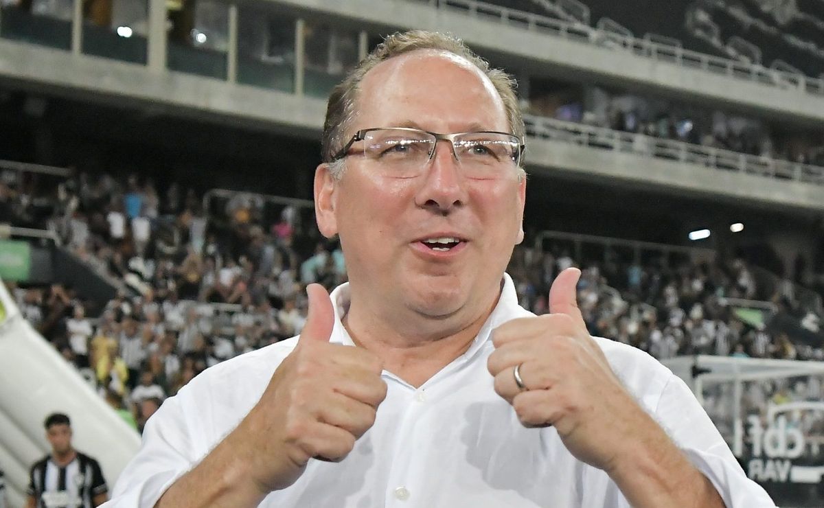 john textor tira onda com o são paulo com avião na avenida paulista após o botafogo eliminar o tricolor