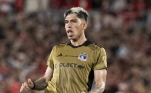 r$4,9 milhões: carlos palacios renderá dinheiro ao vasco mesmo não sendo vendido pelo colo colo