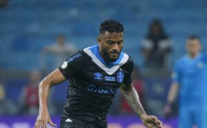 torcida do grêmio define reinaldo como pior em campo contra o botafogo: "jogador medíocre"