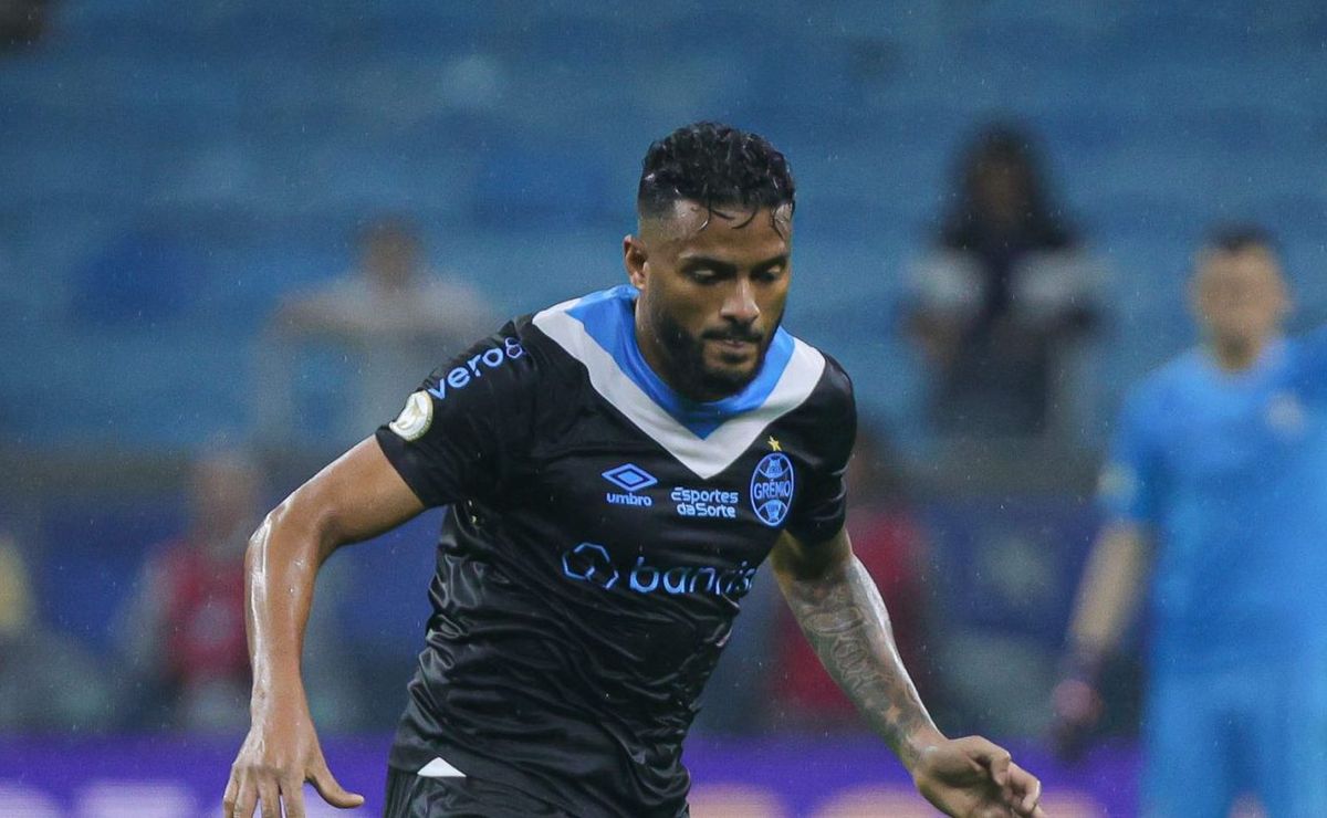 torcida do grêmio define reinaldo como pior em campo contra o botafogo: "jogador medíocre"