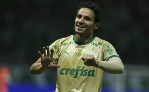 raphael veiga faz promessa ousada após marca histórica pelo palmeiras
