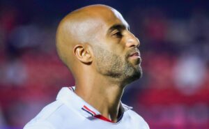 lucas moura busca o apoio da torcida do são paulo para avançar diante do botafogo na libertadores