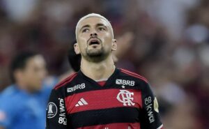 torcida do flamengo não perdoa postura de arrascaeta na libertadores e acusa: “ele é peñarol”