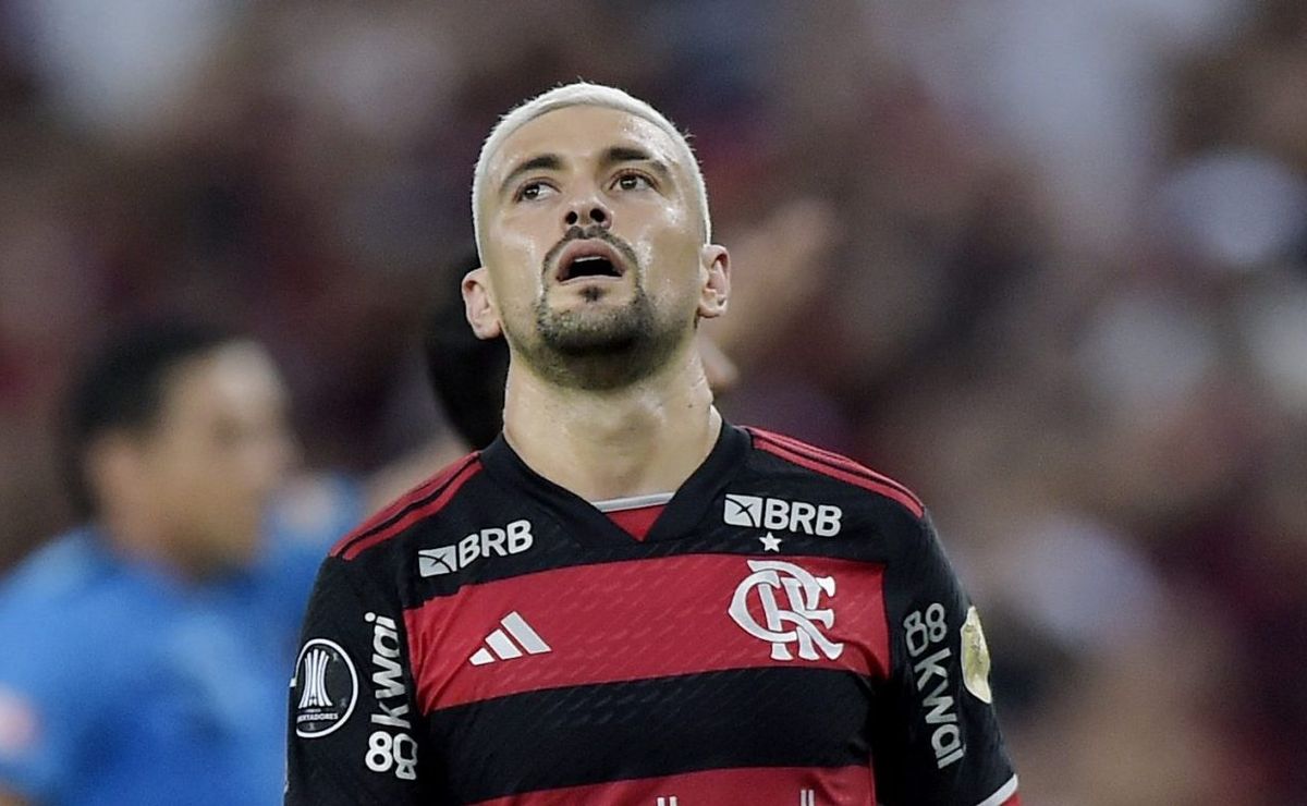 torcida do flamengo não perdoa postura de arrascaeta na libertadores e acusa: “ele é peñarol”