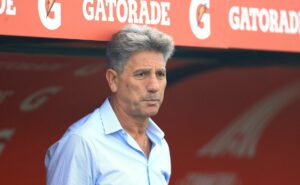renato portaluppi é informado que jemerson está fora de grêmio x flamengo por suspensão