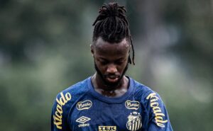 após novos treinos, situação de yusupha njie é atualizada no santos antes mesmo da estreia