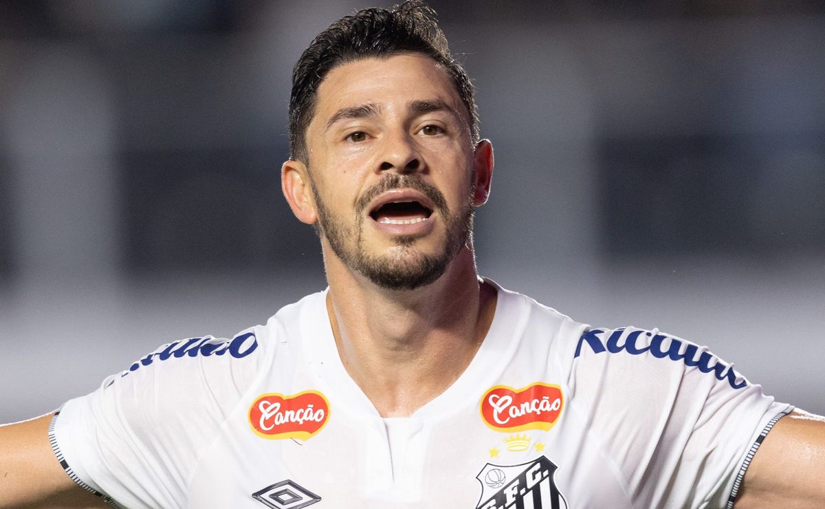 giuliano marca e santos vence operário em casa