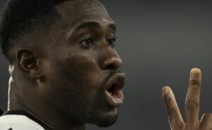 situação de bastos chega ao botafogo após eliminatórias e zagueiro foi destaque por angola