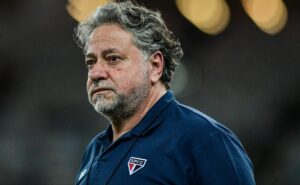 chapéu histórico do flamengo no são paulo não é admitido por casares sobre alex sandro 