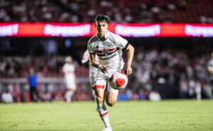 torcida do são paulo frustrada com a incerteza sobre damián bobadilla diante do galo