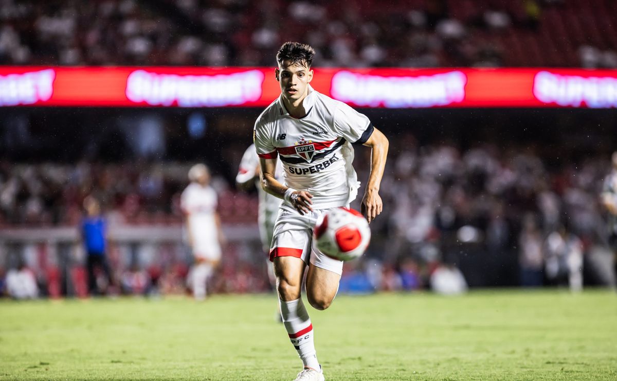 torcida do são paulo frustrada com a incerteza sobre damián bobadilla diante do galo