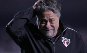 casares veta contratação de meio campista no cruzeiro e prepara novo contrato 