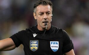 cbf escolhe raphael claus para flamengo x vasco e divide vascaínos: “gosta muito de sacanear”