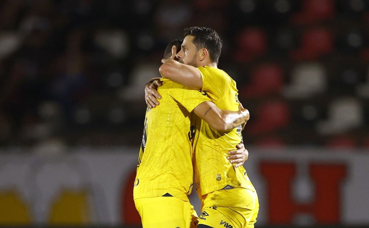 santos vence botafogo sp com gol de giuliano e cola no líder novorizontino