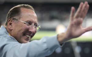 são paulo x botafogo: john textor confirma ausência no morumbis: "não gosto que me mostrem dedo do meio"