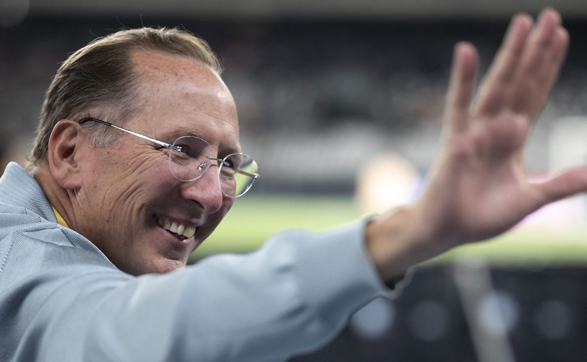 são paulo x botafogo: john textor confirma ausência no morumbis: "não gosto que me mostrem dedo do meio"