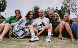 bruna marquezine aparece em álbum de fotos publicado pela mãe de joão guilherme e fãs elogiam